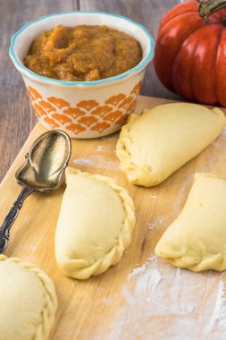 Çiğ kabak böreği sokması.