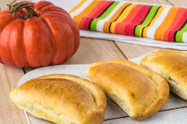 Taze pişmiş kabak böreği sokması.