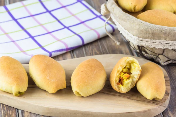 Picaduras de pastel recién horneadas con relleno de huevo y verduras . — Foto de Stock