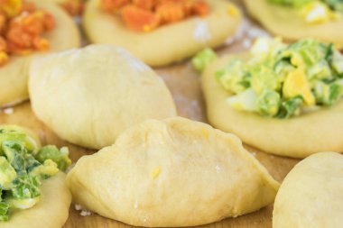 Yumurta ve sebze dolgu ile çiğ börek ısırıkları.