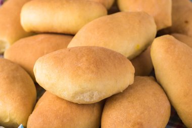 Yumurta ve sebze dolgu ile taze pişmiş pasta ısırıkları.