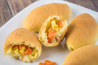 Yumurta ve sebze dolgu ile taze pişmiş pasta ısırıkları.