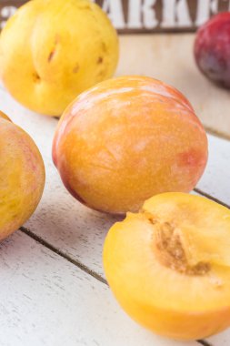 Taze yeşil plumcots.