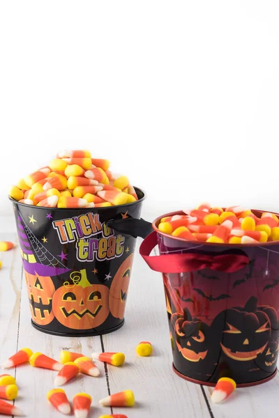 Halloween kbelíky plné cukroví. — Stock fotografie
