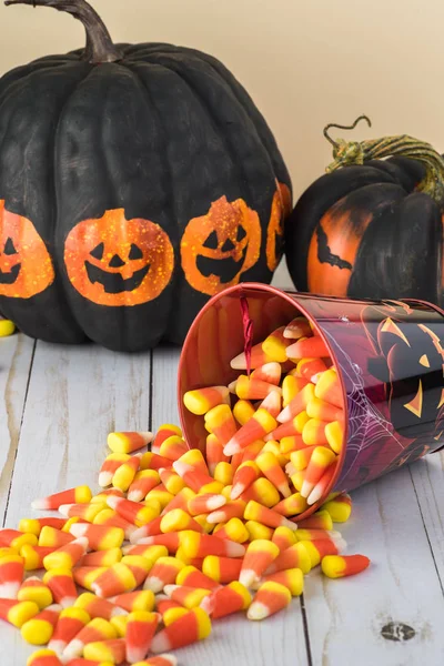 Halloween kbelík s rozlitým bonbóny. — Stock fotografie