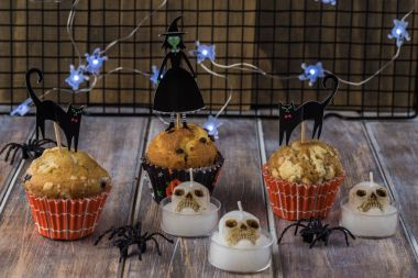 Cadılar Bayramı dekorasyonu ile çeşitli kekler.