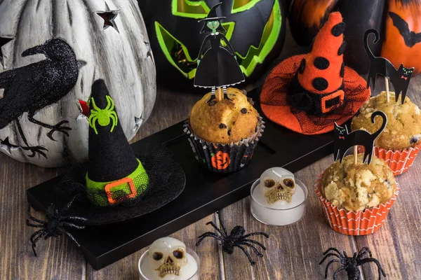 Různé muffiny s Halloween dekorace. — Stock fotografie