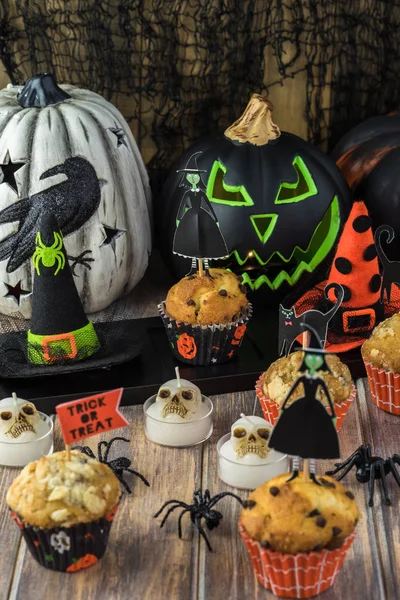 Ассорти кексов с украшением на Хэллоуин . — стоковое фото