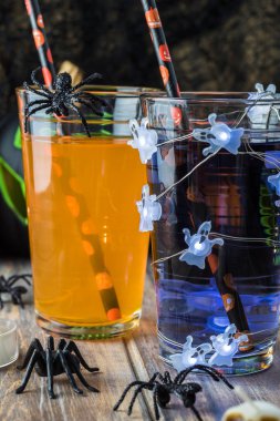 Cadılar Bayramı için dekore edilmiş içecek gözlük ile parti tablo.