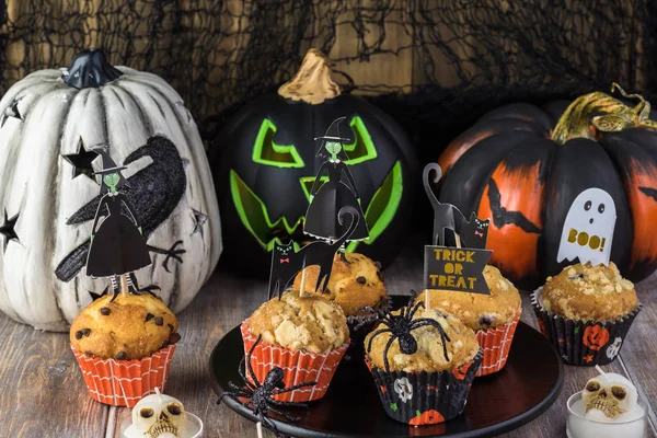 Cadılar Bayramı dekorasyonu ile çeşitli kekler.