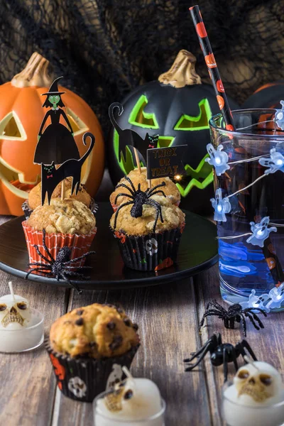 Cadılar Bayramı dekorasyonu ile çeşitli kekler.