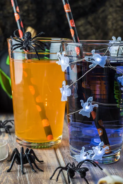Cadılar Bayramı için dekore edilmiş içecek gözlük ile parti tablo.