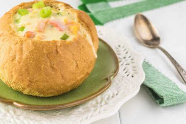 Ev yapımı Mısır ve peynir çorbası ekmek kase.