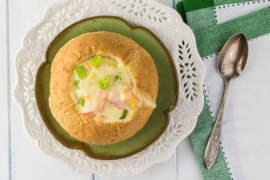 Ev yapımı Mısır ve peynir çorbası ekmek kase.