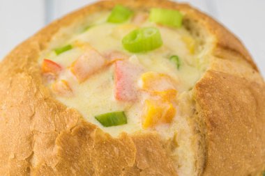 Ev yapımı Mısır ve peynir çorbası ekmek kase.