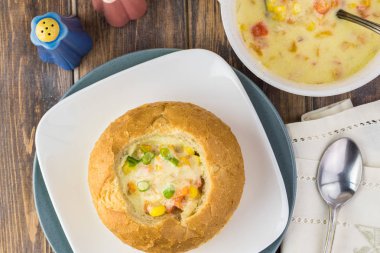 Ev yapımı Mısır ve peynir çorbası ekmek kase.