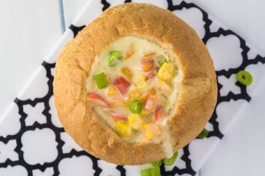 Ev yapımı Mısır ve peynir çorbası ekmek kase.