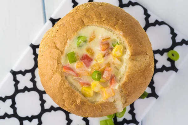 Ev yapımı Mısır ve peynir çorbası ekmek kase.