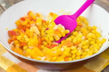 Ev yapımı Mısır ve peynir çorbası ekmek kase için malzemeler.