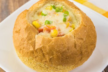 Ev yapımı Mısır ve peynir çorbası ekmek kase.