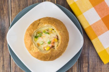 Ev yapımı Mısır ve peynir çorbası ekmek kase.