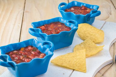 Ev yapımı taze kişniş salsa.