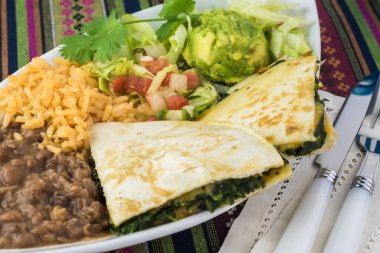 Ispanaklı mantarlı omlet kızartılmış fasulye ve pirinç ile.