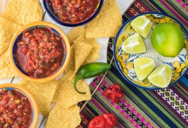 Ev yapımı taze kişniş salsa.