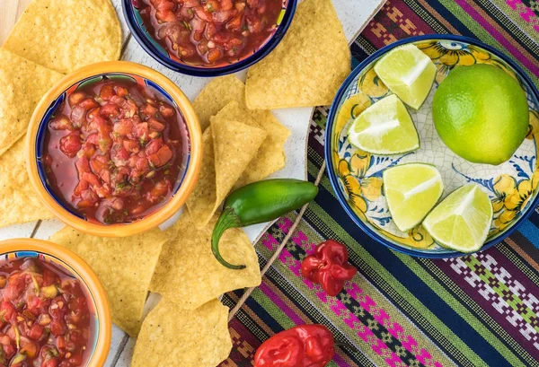 Ev yapımı taze kişniş salsa.