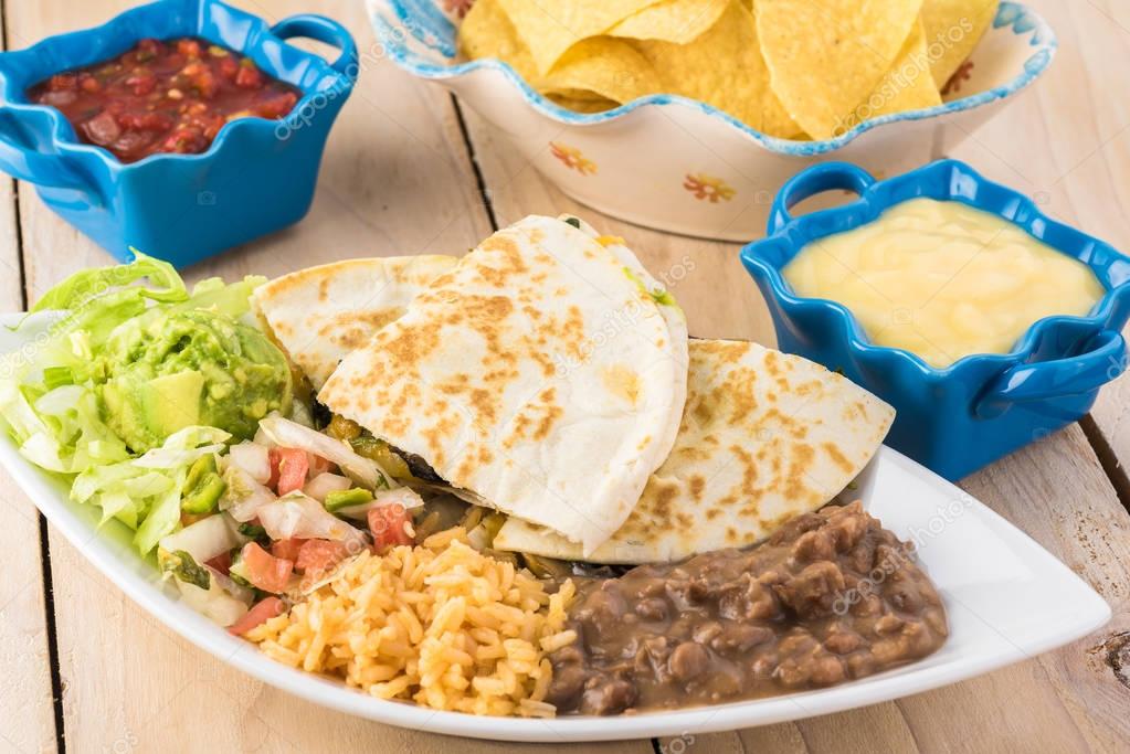 Quesadillas de setas espinacas con frijoles refritos y arroz. 2024