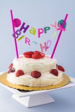 Ev yapımı çilekli doğum günü pastası.