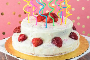Ev yapımı çilekli doğum günü pastası.
