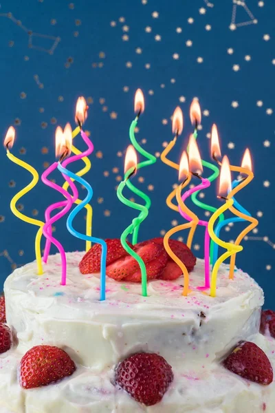 Ev yapımı çilekli doğum günü pastası.