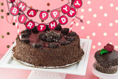 Çikolatalı doğum günü pastası.