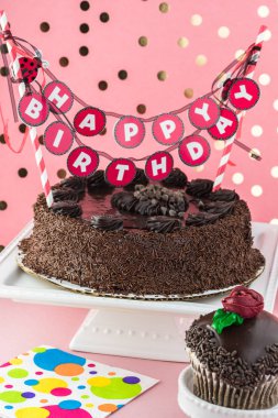 Çikolatalı doğum günü pastası.