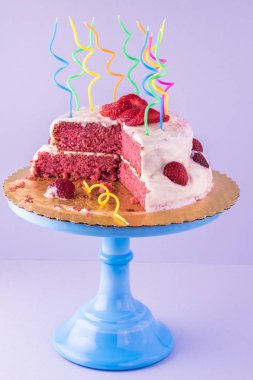 Ev yapımı çilekli doğum günü pastası.