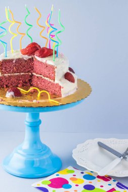 Ev yapımı çilekli doğum günü pastası.