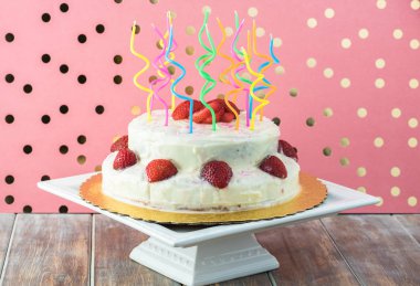 Ev yapımı çilekli doğum günü pastası.