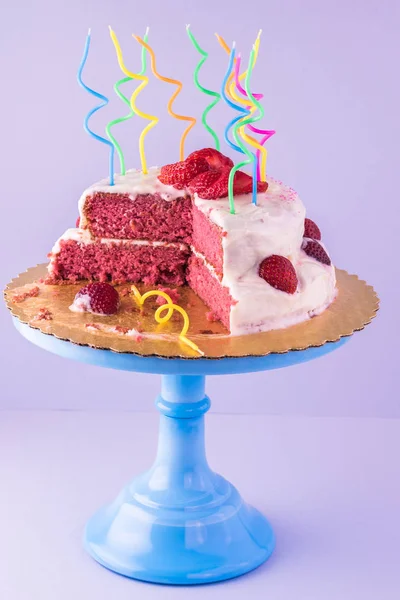 Ev yapımı çilekli doğum günü pastası.