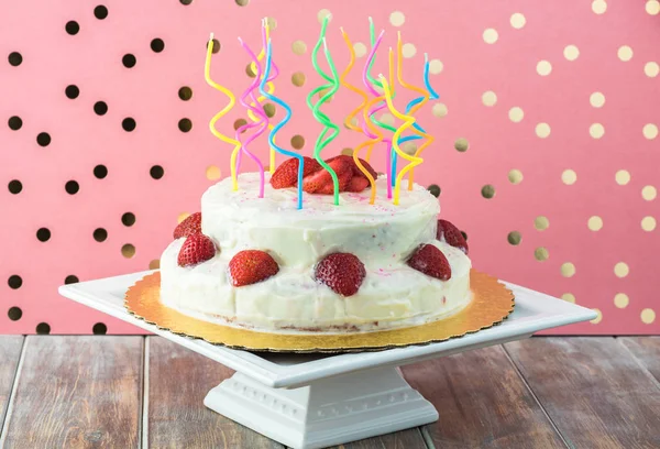 Ev yapımı çilekli doğum günü pastası.