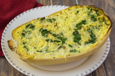 Ispanaklı peynirli spagetti squash.