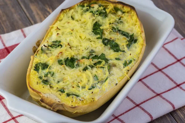 Ispanaklı peynirli spagetti squash.