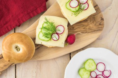 İsviçre peyniri ile taze mini simit sandviç.