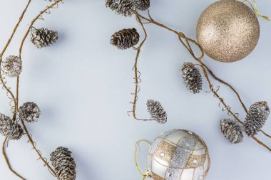 Noel süs pinecones ve Noel topları ile.