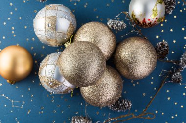 Noel süs pinecones ve Noel topları ile.