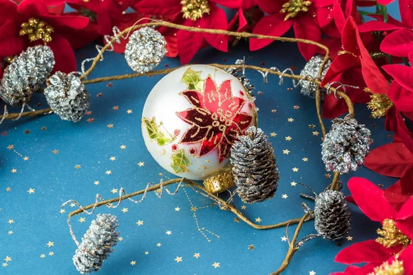 Christmas ornament with pinecones, poinsettia garland, Christmas — Stock Photo, Image