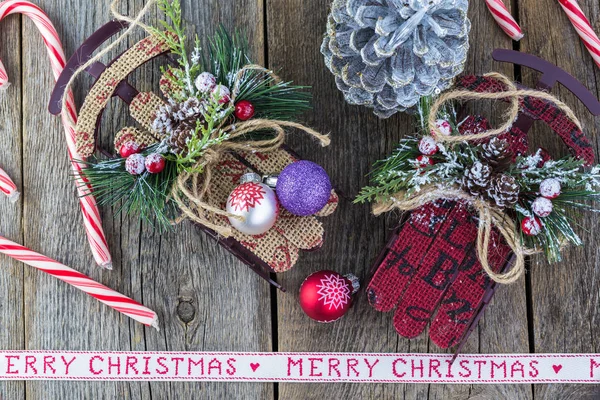 Kerstbal met Kerstmis sleeën en pinecone. — Stockfoto