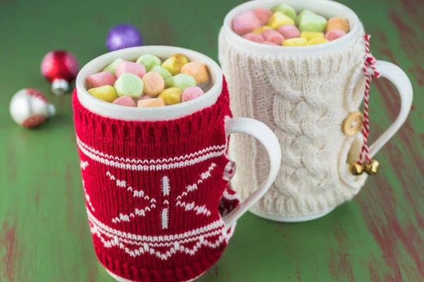 Weihnachtsdeckeltassen mit heißem Kakao und Marshmallows. — Stockfoto