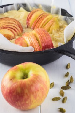 Çiğ kakule konyak elma pasta demir tava.