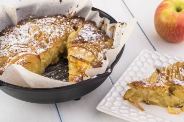 Taze pişmiş kakule konyak elma pasta demir tava.